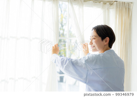 打開窗戶的女人 99346979