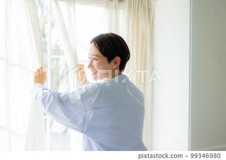 打開窗戶的女人 99346980