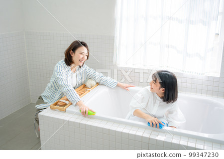 Parents and children cleaning the bath 99347230