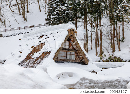 五箇山菅沼合掌造村雪景 99348127