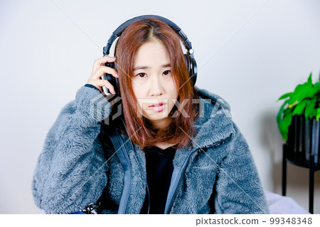 戴耳機的日本女人 99348348