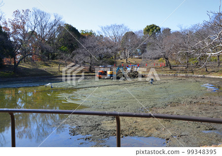 Pond drained for cleaning work 99348395