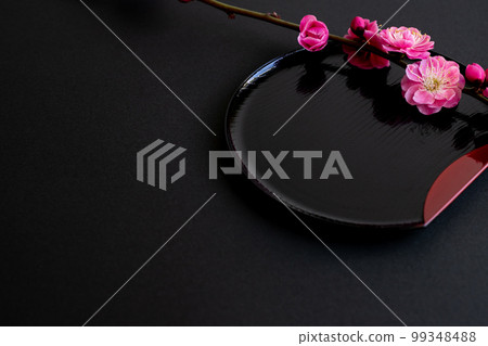 日本風格的梅花背景素材和日式餐具 99348488