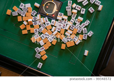 電動麻將桌上的麻將牌 99348572