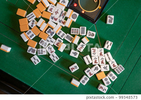 電動麻將桌上的麻將牌 99348573