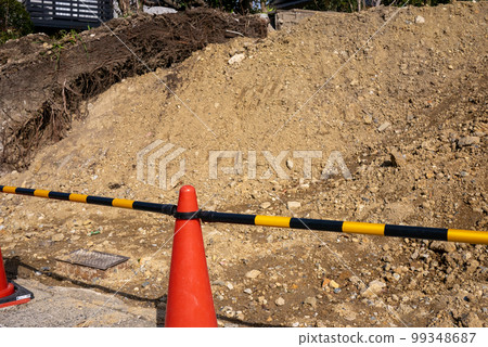 一個三角錐守衛著為重建房屋而清理的土地。 99348687