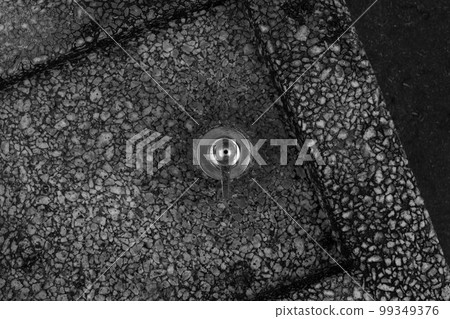 公園飲水機的水龍頭，看起來像是被盯著看（單色） 99349376