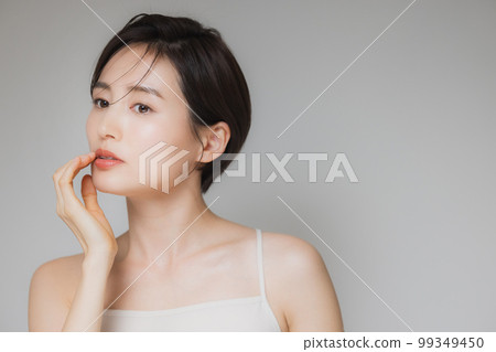 A woman with short hair 99349450