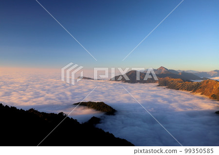 夕照下的高山山脈雲海 夕照下的高山山脈雲海 99350585