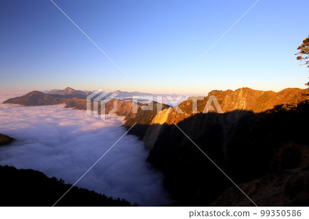 夕照下的高山山脈雲海 夕照下的高山山脈雲海 99350586