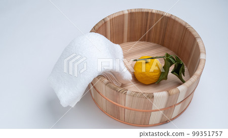 Wooden bucket and yuzu citrus bath / yuzu bath image 99351757