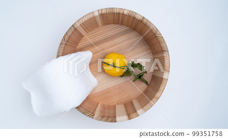 木桶和柚子柑橘浴/柚子浴形象 木桶和柚子柑橘浴/柚子浴形象 99351758