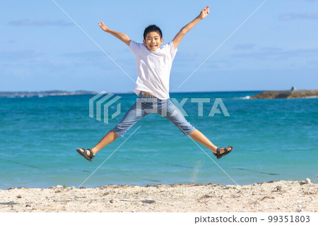孩子在沙灘上跳躍 孩子在沙灘上跳躍 99351803