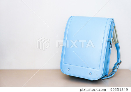 一個書包放在書桌上 [ 進入小學的形象 ] 99351849