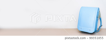 A school bag is placed on the desk [ Image of entering elementary school ] 99351855