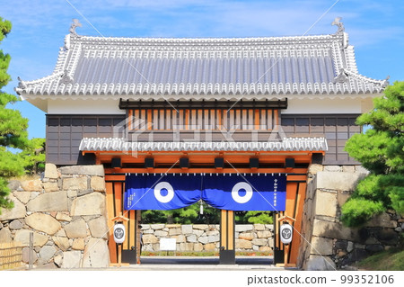 [Kagawa Prefecture] Takamatsu Castle Ruins and Sakuragomon (Tamamo Park), a historic site in fine weather 99352106