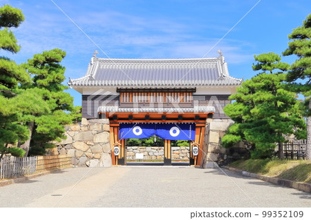 [Kagawa Prefecture] Takamatsu Castle Ruins and Sakuragomon (Tamamo Park), a historic site in fine weather 99352109