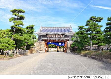[香川縣]高松城跡和櫻之門（玉藻公園），天氣晴朗的歷史遺跡 99352112