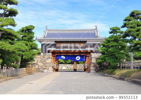 [Kagawa Prefecture] Takamatsu Castle Ruins and Sakuragomon (Tamamo Park), a historic site in fine weather 99352113