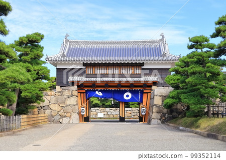 [香川縣]高松城跡和櫻之門（玉藻公園），天氣晴朗的歷史遺跡 99352114