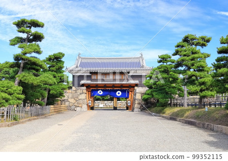 [香川縣]高松城跡和櫻之門（玉藻公園），天氣晴朗的歷史遺跡 99352115