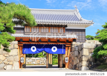 [Kagawa Prefecture] Takamatsu Castle Ruins and Sakuragomon (Tamamo Park), a historic site in fine weather 99352128