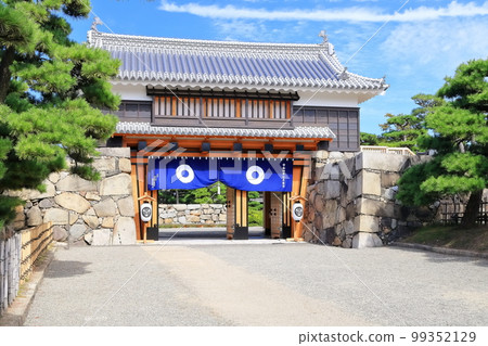 [香川縣]高松城跡和櫻之門（玉藻公園），天氣晴朗的歷史遺跡 99352129