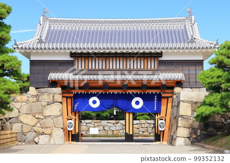 [香川縣]高松城跡和櫻之門（玉藻公園），天氣晴朗的歷史遺跡 99352132