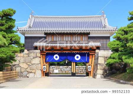 [Kagawa Prefecture] Takamatsu Castle Ruins and Sakuragomon (Tamamo Park), a historic site in fine weather 99352133