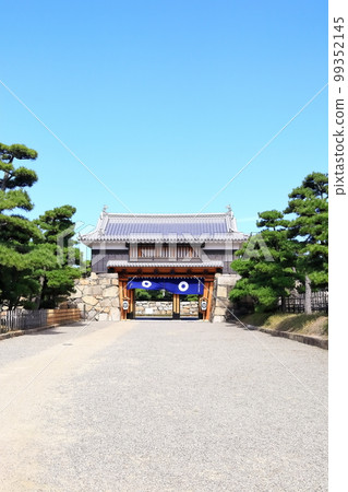[香川縣]高松城跡和櫻之門（玉藻公園），天氣晴朗的歷史遺跡 99352145