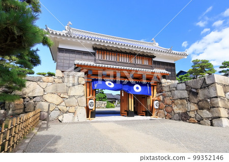[香川縣]高松城跡和櫻之門（玉藻公園），天氣晴朗的歷史遺跡 99352146