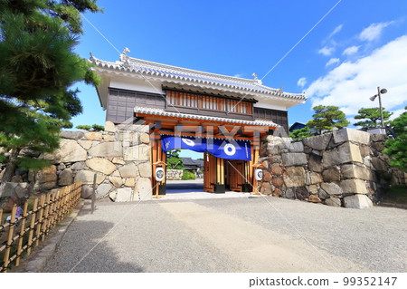 [香川縣]高松城跡和櫻之門（玉藻公園），天氣晴朗的歷史遺跡 99352147