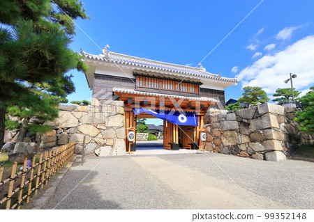 [香川縣]高松城跡和櫻之門（玉藻公園），天氣晴朗的歷史遺跡 99352148