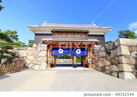 [香川縣]高松城跡和櫻之門（玉藻公園），天氣晴朗的歷史遺跡 99352149