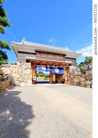 [香川縣]高松城跡和櫻之門（玉藻公園），天氣晴朗的歷史遺跡 99352158