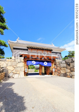 [Kagawa Prefecture] Takamatsu Castle Ruins and Sakuragomon (Tamamo Park), a historic site in fine weather 99352159