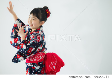 穿著浴衣的小學生 99353215