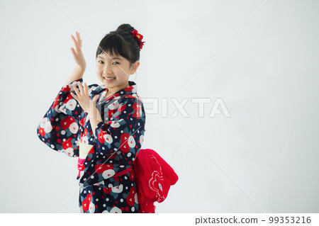 穿著浴衣的小學生 穿著浴衣的小學生 99353216