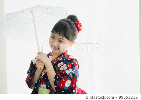 穿著浴衣的小學生 99353219