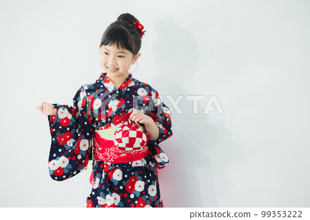 穿著浴衣的小學生 穿著浴衣的小學生 99353222