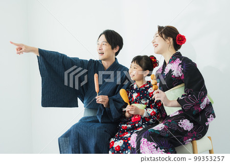 Elementary school girl in yukata Elementary school girl in yukata 99353257