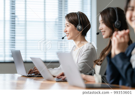 3 operators Business 3 operators Business 99353601