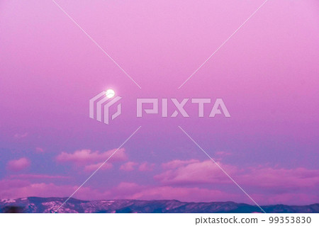 Photo: Sunset dyed in magenta and the moon: Evening scenery waiting for spring Photo: Sunset dyed in magenta and the moon: Evening scenery waiting for spring 99353830