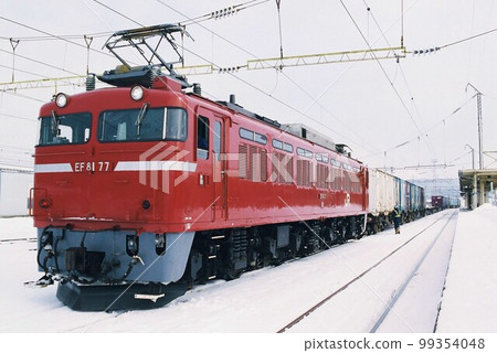 EF81型電力機車(EF81型77)抵達雪景大館 EF81型電力機車(EF81型77)抵達雪景大館 99354048