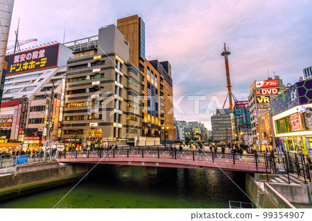 日本橫濱城市景觀 橫濱站、橫濱生活和南塞外橋的景觀。河裡也有魚 日本橫濱城市景觀 橫濱站、橫濱生活和南塞外橋的景觀。河裡也有魚 99354907