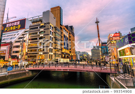 日本橫濱城市景觀 橫濱站、橫濱生活和南塞外橋的景觀。河裡也有魚 99354908