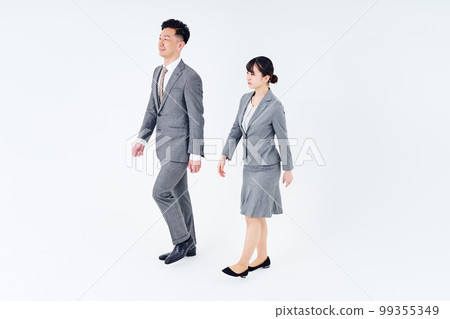 穿著運動服的男人和女人 穿著運動服的男人和女人 99355349