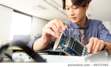 在辦公室進行 PC 維護的男性員工設置套件業務形象 在辦公室進行 PC 維護的男性員工設置套件業務形象 99355460