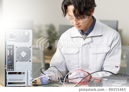 檢查電子電路的男性員工 電氣工程師 機械工程師 商業形象 99355465