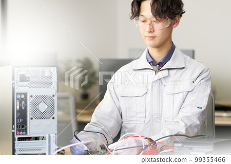 檢查電子電路的男性員工 電氣工程師 機械工程師 商業形象 檢查電子電路的男性員工 電氣工程師 機械工程師 商業形象 99355466